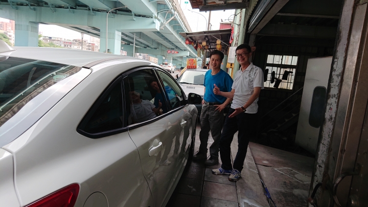 點我看大圖 請問Focus車門撞成這樣是要板金還是換新門?