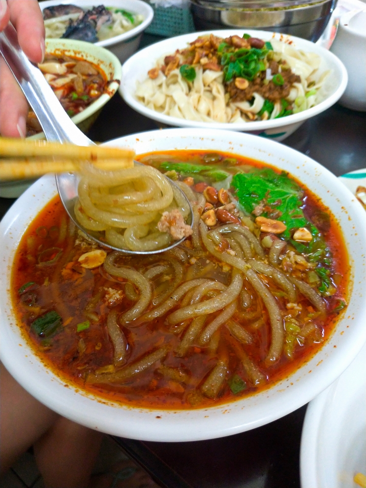 [桃園市]三妹四川麵食-無論你想吃的是四川名吃的燃麵、蹄花麵、肥腸麵、燉雞麵、酸辣粉，還是台灣才有四川沒有的川味兒牛肉麵，在這裡通通吃的到！！