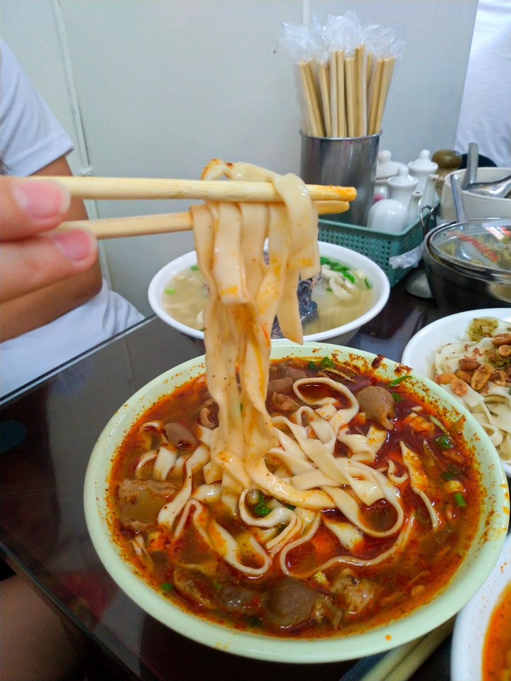 [桃園市]三妹四川麵食-無論你想吃的是四川名吃的燃麵、蹄花麵、肥腸麵、燉雞麵、酸辣粉，還是台灣才有四川沒有的川味兒牛肉麵，在這裡通通吃的到！！