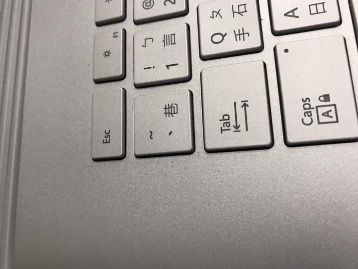 鍵盤烤漆表面疑似掉漆