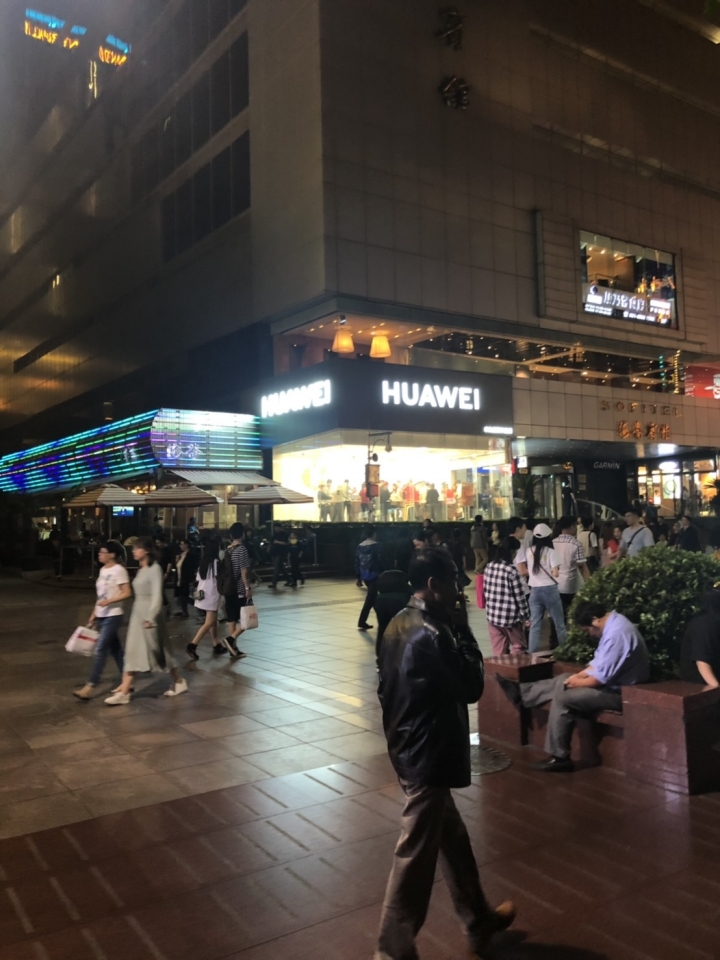 上海華為手機專賣店的情況