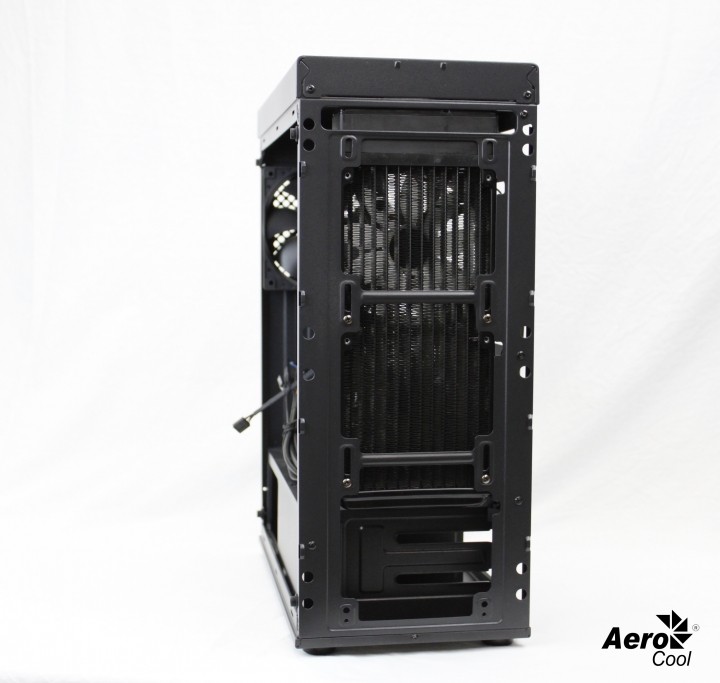 點我看大圖 愛樂酷AeroCool Bolt閃電,與世界冠軍選手聯名?!