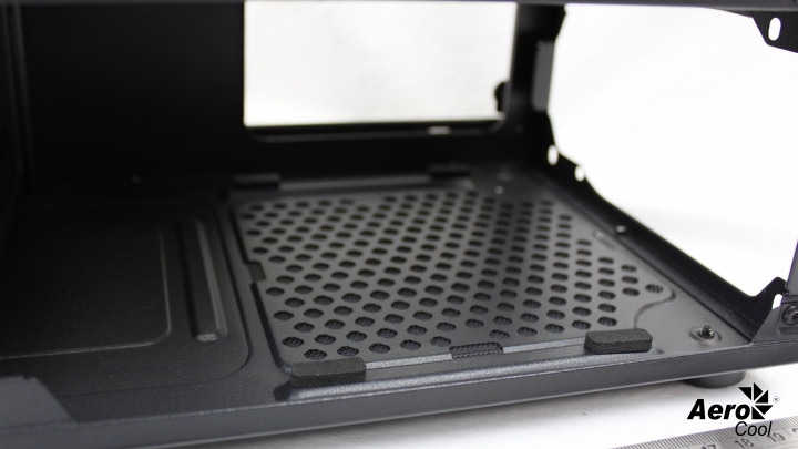 點我看大圖 愛樂酷AeroCool Bolt閃電,與世界冠軍選手聯名?!