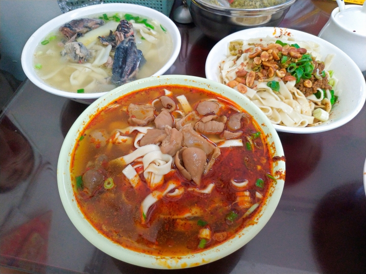 [桃園市]三妹四川麵食-無論你想吃的是四川名吃的燃麵、蹄花麵、肥腸麵、燉雞麵、酸辣粉，還是台灣才有四川沒有的川味兒牛肉麵，在這裡通通吃的到！！