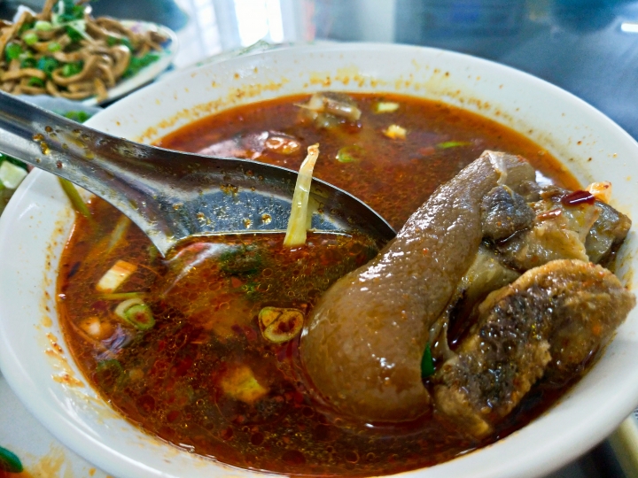 [桃園市]三妹四川麵食-無論你想吃的是四川名吃的燃麵、蹄花麵、肥腸麵、燉雞麵、酸辣粉，還是台灣才有四川沒有的川味兒牛肉麵，在這裡通通吃的到！！