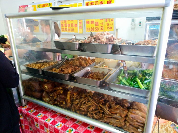 [桃園市]三妹四川麵食-無論你想吃的是四川名吃的燃麵、蹄花麵、肥腸麵、燉雞麵、酸辣粉，還是台灣才有四川沒有的川味兒牛肉麵，在這裡通通吃的到！！