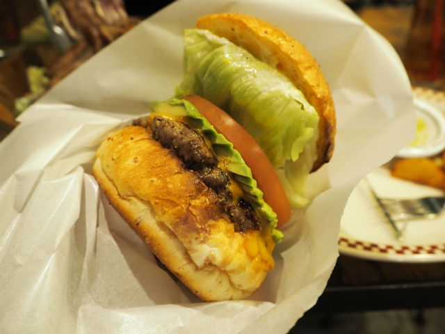 【東京都】連美國川普總統都來吃！令人食慾大爆發、一吃就上癮的漢堡名店「MUNCH’S BURGER」