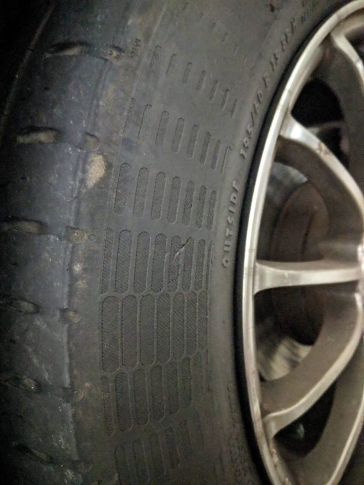 請問這輪胎是不是應該更換了?