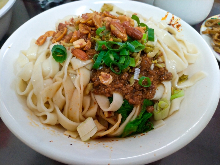 [桃園市]三妹四川麵食-無論你想吃的是四川名吃的燃麵、蹄花麵、肥腸麵、燉雞麵、酸辣粉，還是台灣才有四川沒有的川味兒牛肉麵，在這裡通通吃的到！！