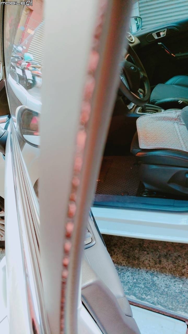 FIESTA 1.0駕駛座門框破損，疑似有人想撬開車門？