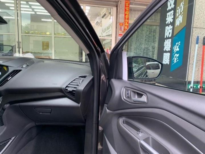 [分享]台中美力可 新車實貼隔熱紙心得