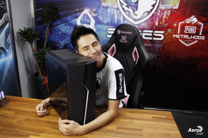 點我看大圖 愛樂酷AeroCool Bolt閃電,與世界冠軍選手聯名?!