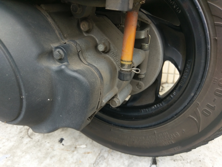 Z1 125空濾盒接出來那條管子是封死的嗎？