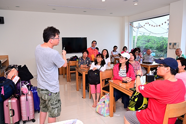 可容納46人入住美麗的小琉球星海民宿、觀亭餐館及大武山飛碟雲。