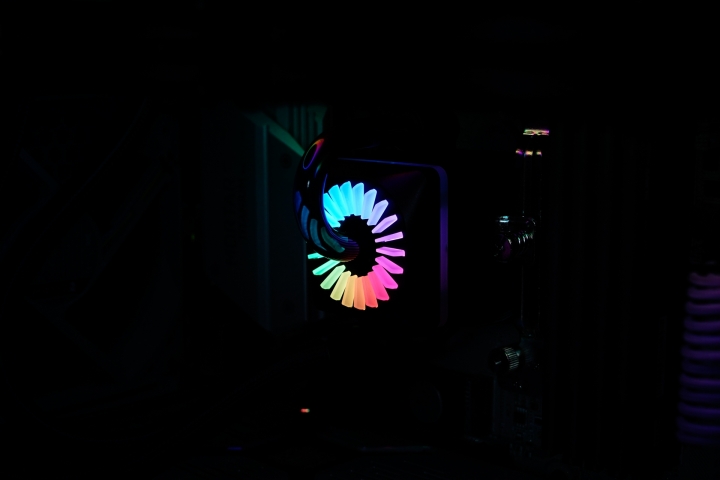 炎夏消暑、煥彩炫目 GAMER STORM CAPTAIN 240 PRO