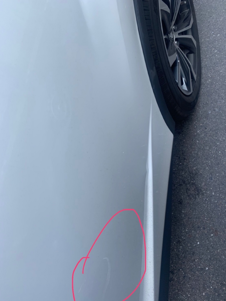 被三寶阿伯用路邊的 電動鐵牛車撞到