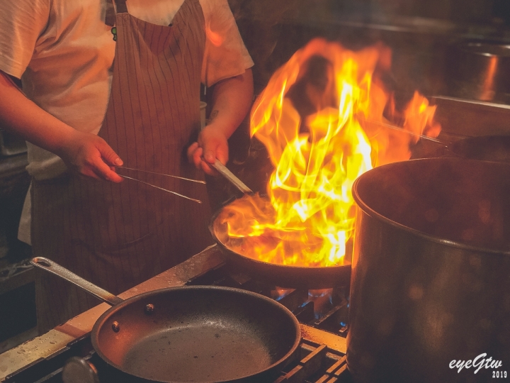 [食記] 平凡五金行 Hei Bonn Gōrudohausu｜既能買肉回家也可以代客料理的食物五金行