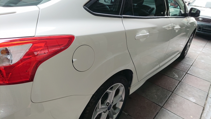點我看大圖 請問Focus車門撞成這樣是要板金還是換新門?