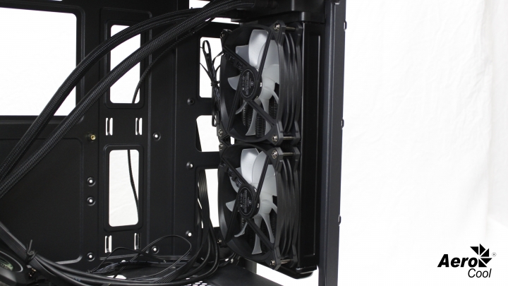 點我看大圖 愛樂酷AeroCool Bolt閃電,與世界冠軍選手聯名?!