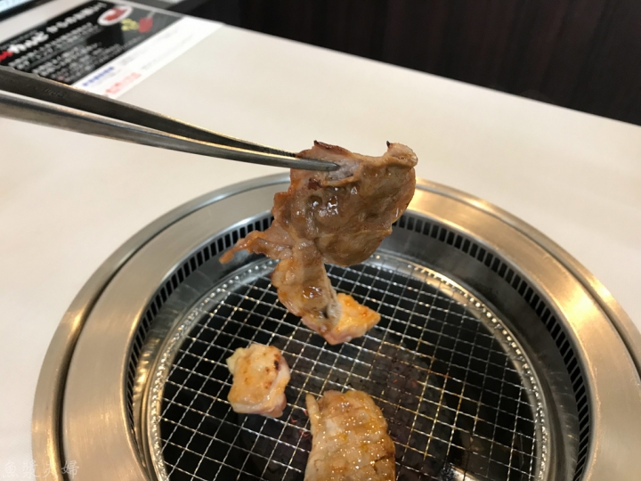 【美食。食記】東京 足立區 便宜到想不透的一人燒肉吃到飽 啾啾燒肉 じゅうじゅうカルビ 足立中央本町店 菜單 價位 推薦 日式烤肉 午餐必吃