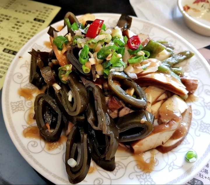 [牛肉麵/水餃/滷味/餡餅]苗栗縣頭份尚順廣場 [胡家院]牛肉麵 牛肉泡飯 2019 食記~湯頭不錯喝~~ 滷小菜也很讚~