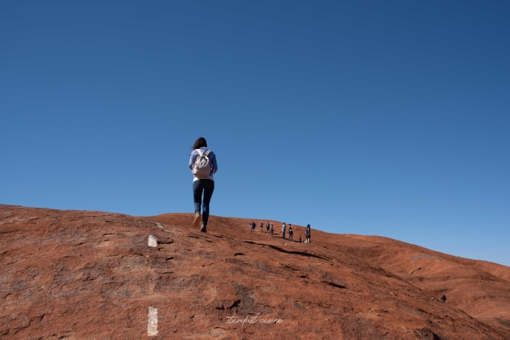 【澳洲北領地自由行】烏魯魯卡塔丘塔國家公園：爬上ULURU