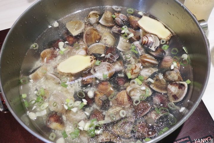 【新莊】覺醒幸福鍋物,新莊火鍋推薦,蛤蛤蛤肉肉鍋超狂,上百顆蛤蜊太誇張