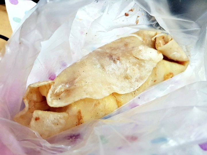 苗栗縣頭份市 85度C附近[中港老店 蛋餅廚房] 獨特醬料 手桿餅皮 之鮪魚蛋餅 2019食記 ~ 餅皮算厚 份量不少!