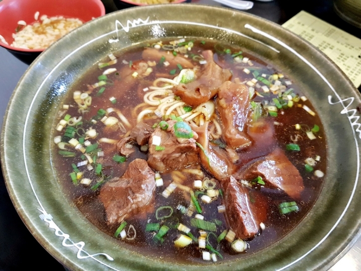 [牛肉麵/水餃/滷味/餡餅]苗栗縣頭份尚順廣場 [胡家院]牛肉麵 牛肉泡飯 2019 食記~湯頭不錯喝~~ 滷小菜也很讚~