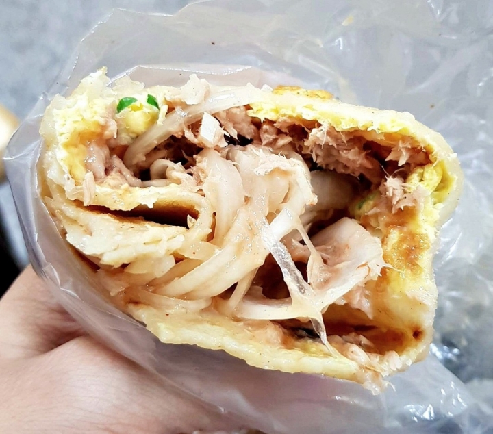 苗栗縣頭份市 85度C附近[中港老店 蛋餅廚房] 獨特醬料 手桿餅皮 之鮪魚蛋餅 2019食記 ~ 餅皮算厚 份量不少!