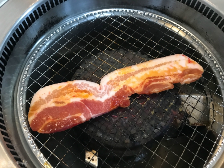 【美食。食記】東京 足立區 便宜到想不透的一人燒肉吃到飽 啾啾燒肉 じゅうじゅうカルビ 足立中央本町店 菜單 價位 推薦 日式烤肉 午餐必吃