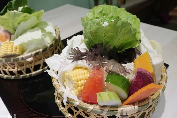【新莊】覺醒幸福鍋物,新莊火鍋推薦,蛤蛤蛤肉肉鍋超狂,上百顆蛤蜊太誇張