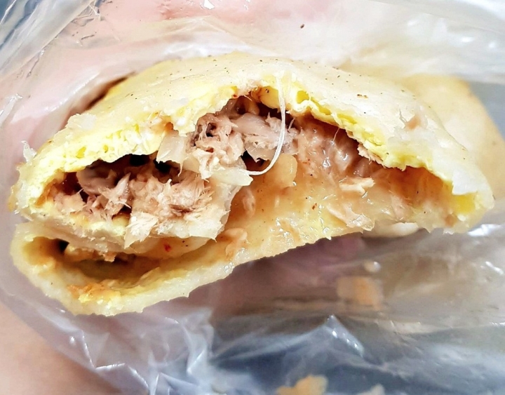 苗栗縣頭份市 85度C附近[中港老店 蛋餅廚房] 獨特醬料 手桿餅皮 之鮪魚蛋餅 2019食記 ~ 餅皮算厚 份量不少!
