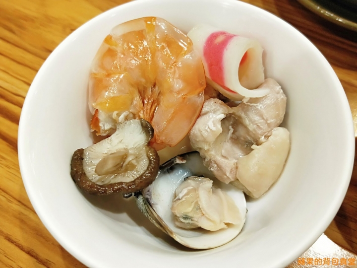 [食記] 新竹東區-東街日式料理-民生店 肥美又大份量的生魚片 軟殼蟹與梅子醬解膩開胃 炸蝦天婦羅土瓶蒸 物超所值 新竹美食