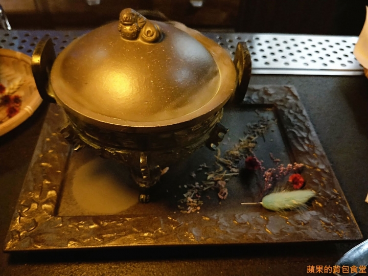 [食記] 新竹東區 - Bar Approx 將進酒 一杯就讓你有感覺的調酒 對味的新奇下酒餐點 昏暗中國風 放鬆自在的氣氛 新竹美食 新竹酒吧