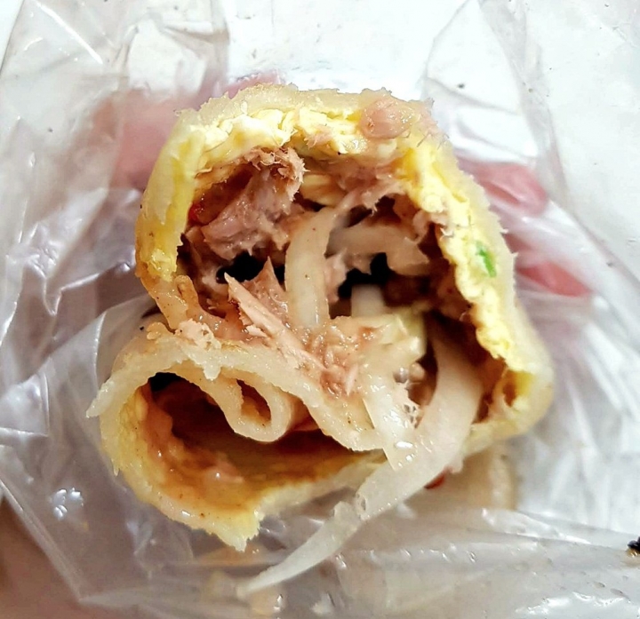 苗栗縣頭份市 85度C附近[中港老店 蛋餅廚房] 獨特醬料 手桿餅皮 之鮪魚蛋餅 2019食記 ~ 餅皮算厚 份量不少!
