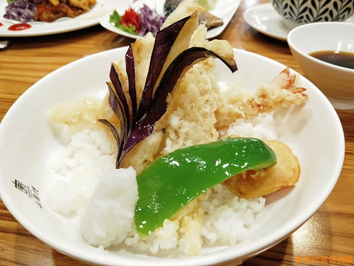 [食記] 新竹東區-東街日式料理-民生店 肥美又大份量的生魚片 軟殼蟹與梅子醬解膩開胃 炸蝦天婦羅土瓶蒸 物超所值 新竹美食