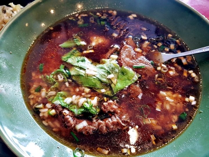 [牛肉麵/水餃/滷味/餡餅]苗栗縣頭份尚順廣場 [胡家院]牛肉麵 牛肉泡飯 2019 食記~湯頭不錯喝~~ 滷小菜也很讚~