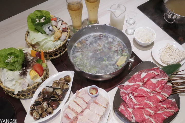 【新莊】覺醒幸福鍋物,新莊火鍋推薦,蛤蛤蛤肉肉鍋超狂,上百顆蛤蜊太誇張