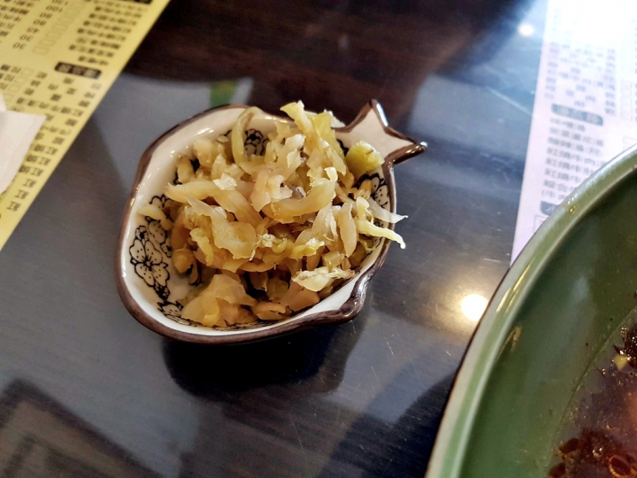 [牛肉麵/水餃/滷味/餡餅]苗栗縣頭份尚順廣場 [胡家院]牛肉麵 牛肉泡飯 2019 食記~湯頭不錯喝~~ 滷小菜也很讚~