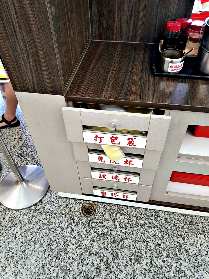 [小吃/觀光名店]苗栗縣頭份市*斗煥坪水餃館* 2019食記~葱油餅是招牌~生意很好常要排隊~水餃 快炒也不錯~