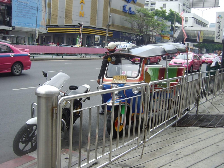台灣怎麼不開放適合小家庭使用的這種機車