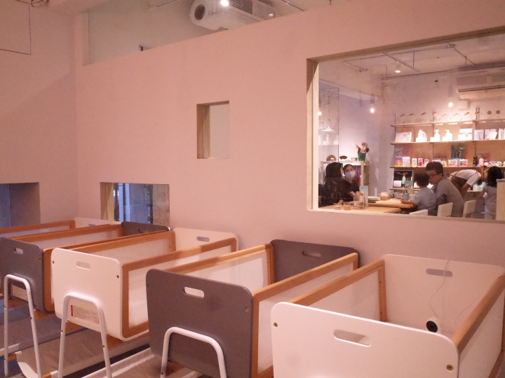 有嬰兒床的咖啡館