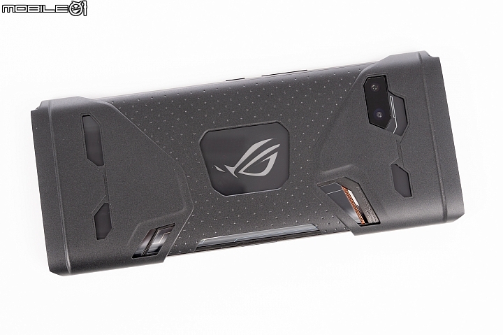 王者風範！ASUS ROG Phone II大全套開箱、初步效能測試