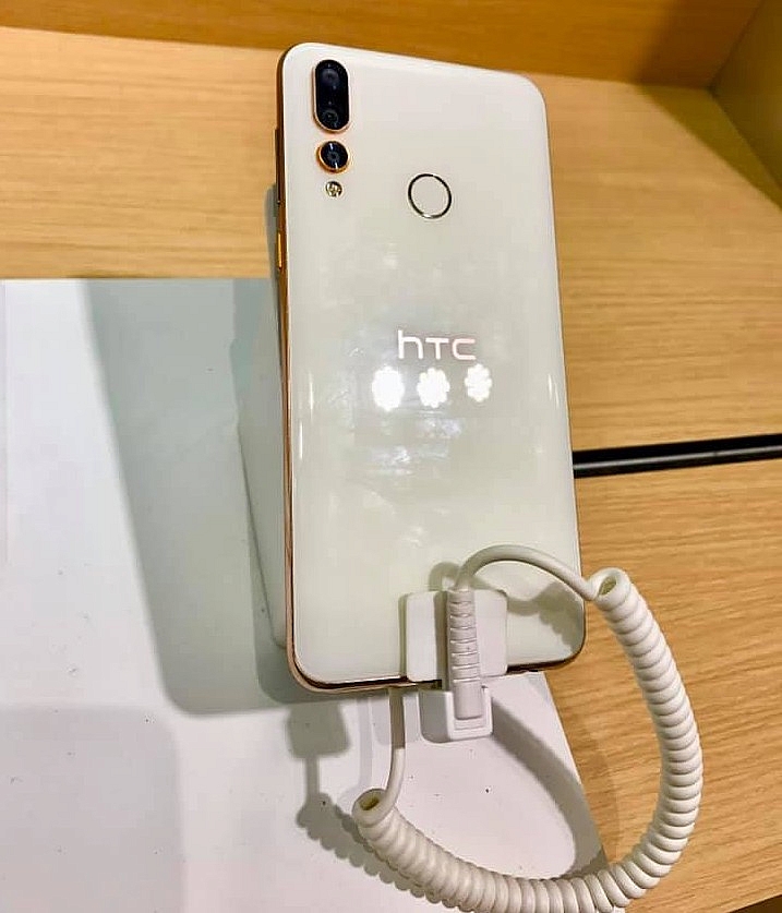 大螢幕htc desire 19+ 藍白實機