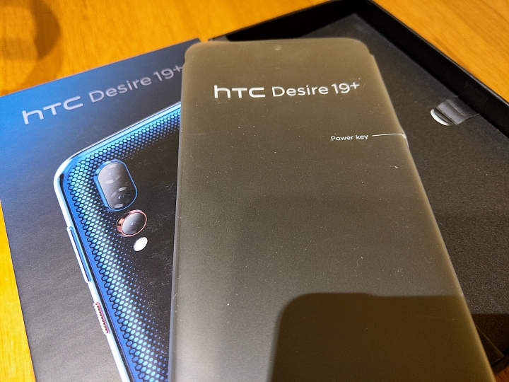 HTC第一支三鏡頭手機Desire 19+開箱