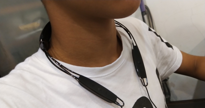 送兒子上高中的禮物: Klipsch R6 Neckband Headphones 藍牙耳機