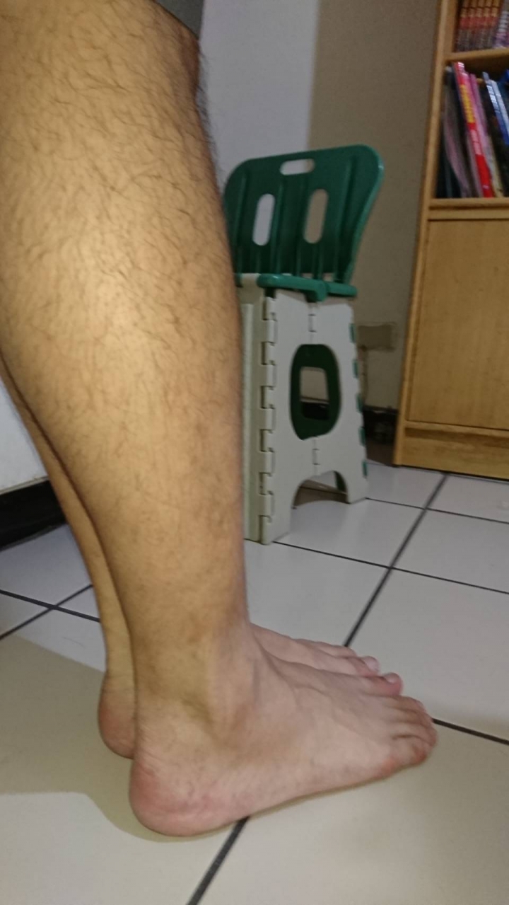 40歲中年壯漢的小腿跟腳丫(有圖)