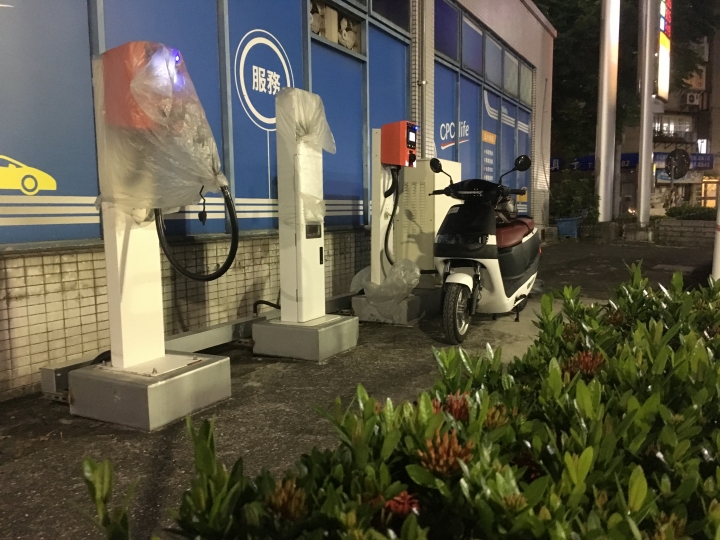 不用再敲碗了，iE125續航力與充電速度實測登場