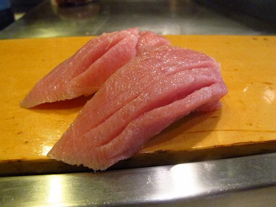 【美食。食記】東京 立石 葛飾區 目前日本第一的60年立食壽司 榮壽司 栄寿司 午餐 晚餐 握壽司 生魚片 推薦 菜單 價位 必吃